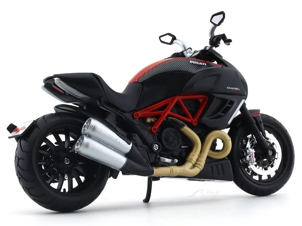 Ducati Diavel Carbon 1:12 Maisto Scale Model bike collectible view 4