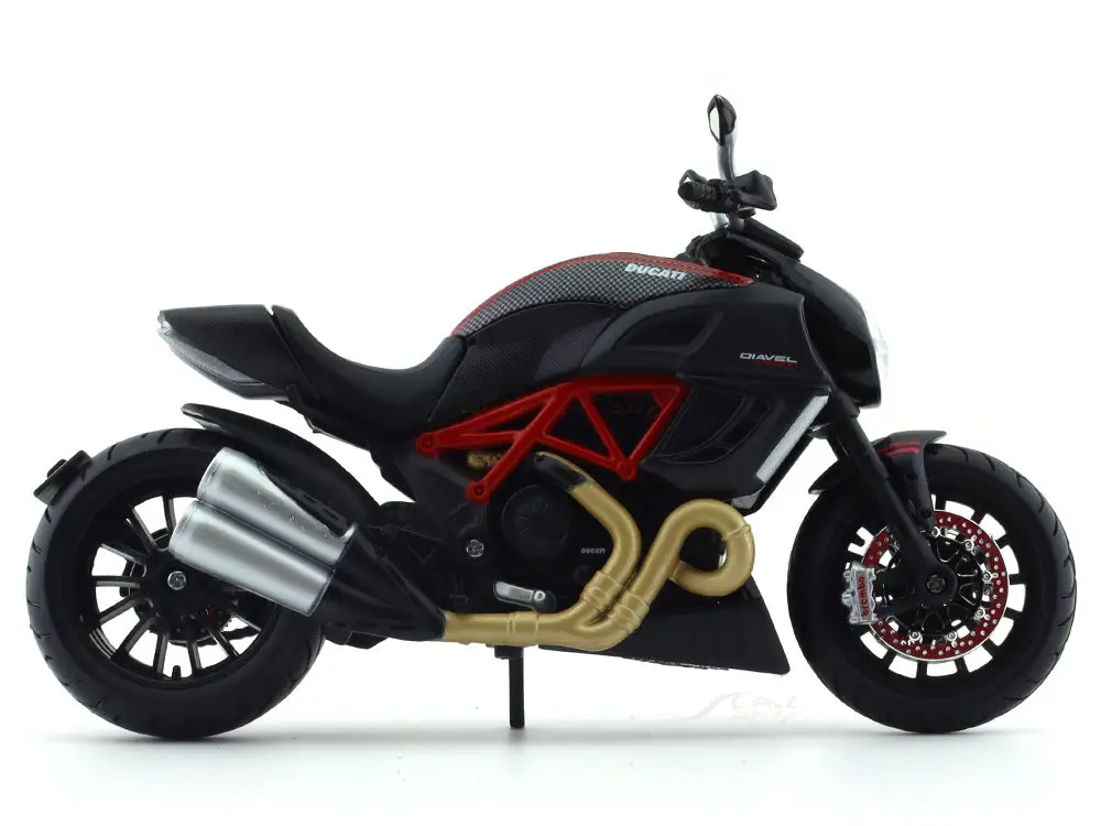 Ducati Diavel Carbon 1:12 Maisto Scale Model bike collectible view 5
