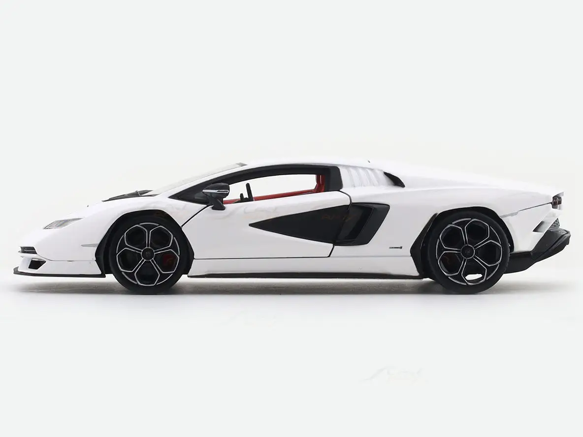 Lamborghini Countach LPI 800-4 white 1:24 Bburago with Acrylic Case Licensed Diecast Scale Model Car Collectible view 4