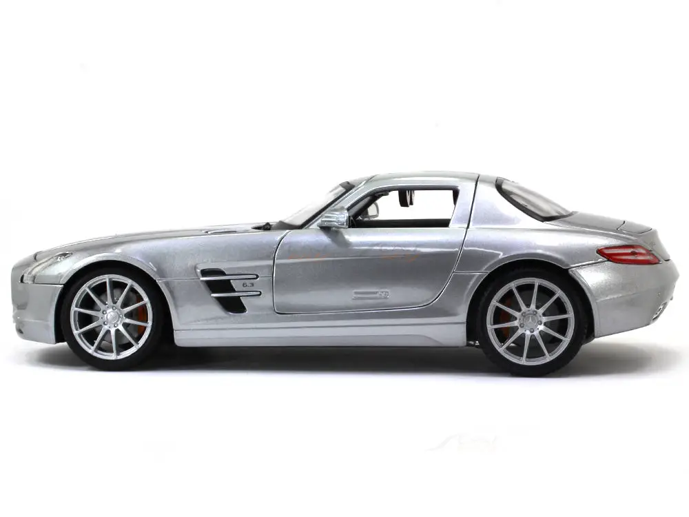 Mercedes-Benz SLS AMG Gullwing 1:18 Maisto diecast Scale Model car view 2