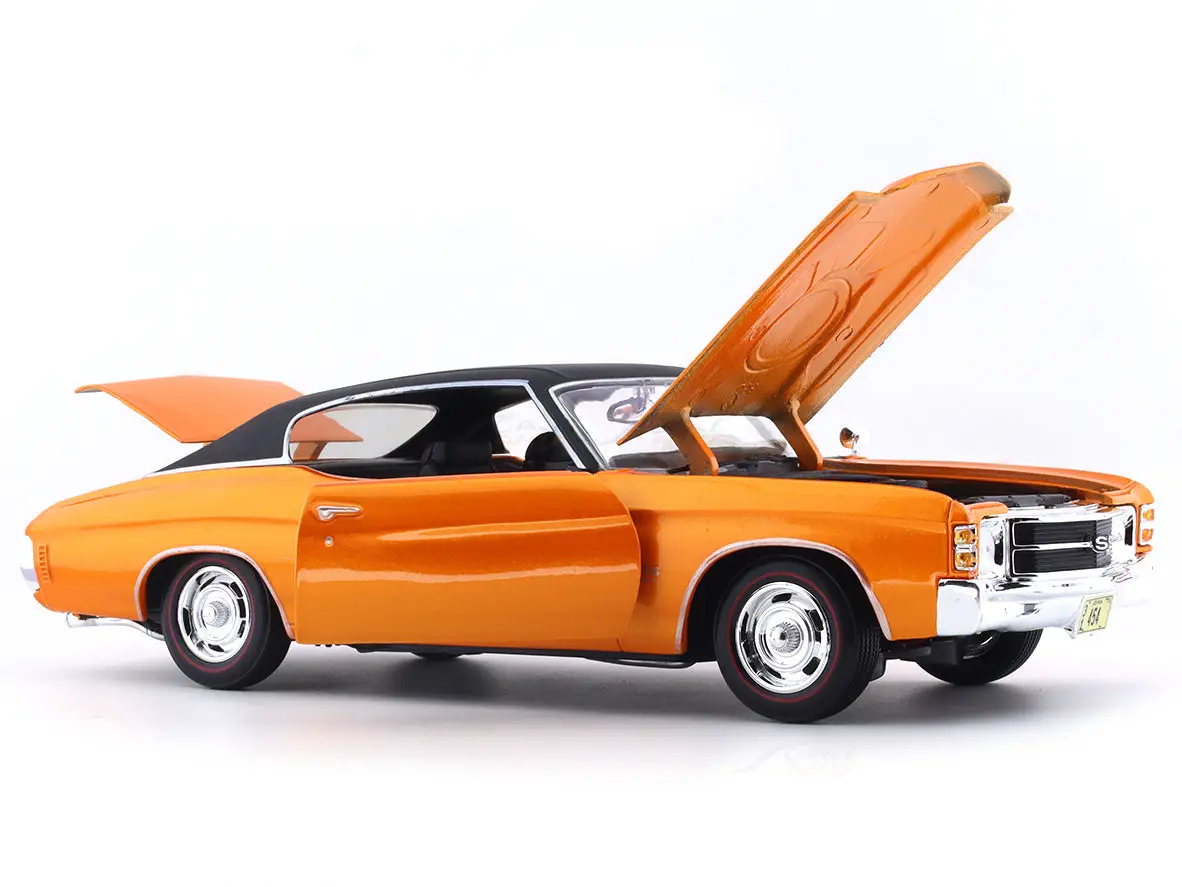1971 Chevrolet Chevelle SS 454 Sport Coupe 1:18 Maisto diecast Scale Model car view 2