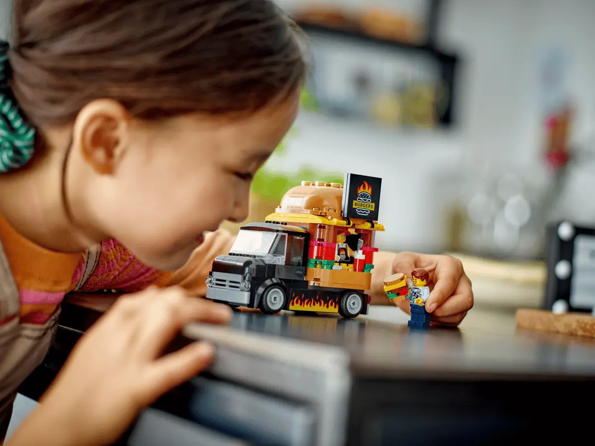 LEGO City Burger Truck 60404 view 7