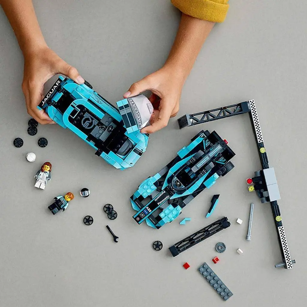 LEGO Speed Champions Formula E Panasonic Jaguar Racing GEN2 car&Jaguar I-PACE eTROPHY 76898 Building Set,Multicolor, 565 Pcs view 5