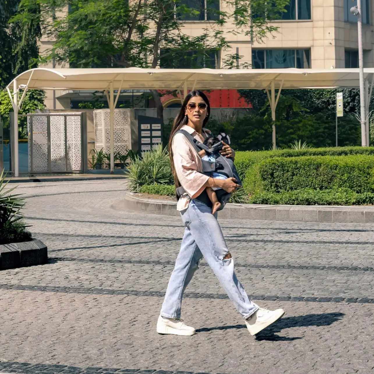 Growgether LYFTA 4-in-1 Baby Carrier with Hip Seat | EN13209 Certified | Magnetic Buckle | Breathable Soft Mesh | Adjustable Waistbelt & Straps | Sunhood & Storage Pocket | 4-36 Months (Up to 15 kg) - Navy | 6 Months Warranty view 2