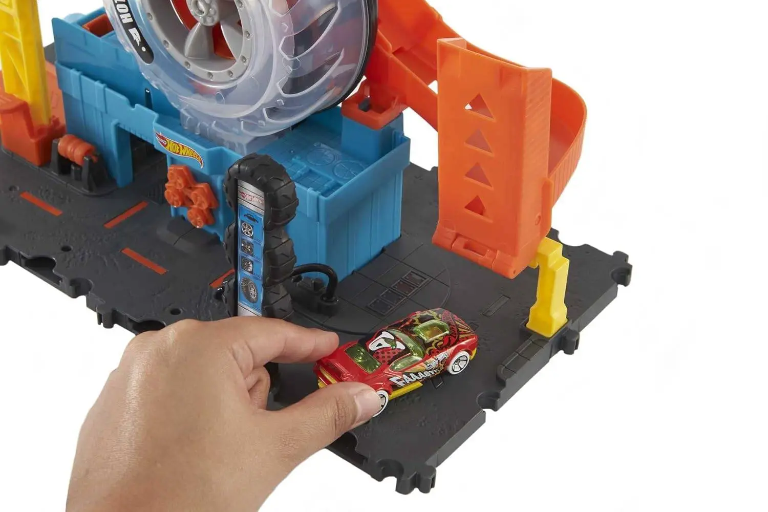 Hot Wheels City Super Twist Tire Shop™ Playset, Spin The Key to Make Cars Travel Through The Tires, Includes 1 Hot Wheels® Car, Gift for Kids 4 to 8 Years Old view 2