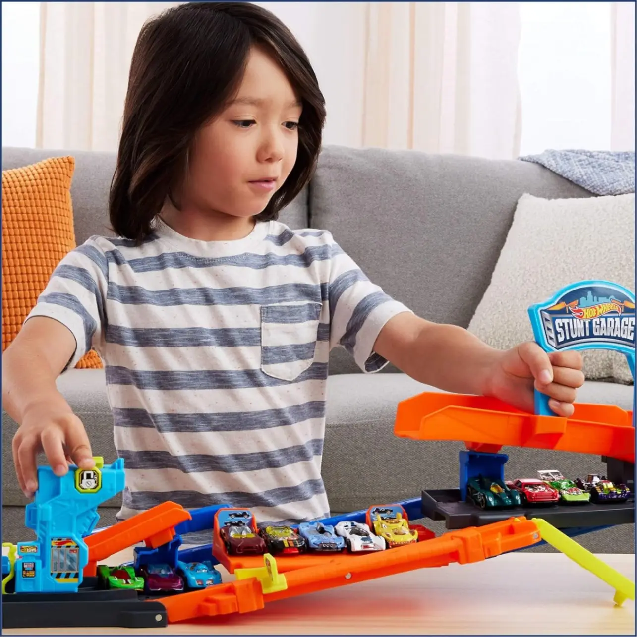 Hot Wheels City Toy Car Track Set, Transforming Stunt Garage Playset & 1:64 Scale Die-Cast Vehicle, Storage for 10+ Cars & Stunting Speedway view 3