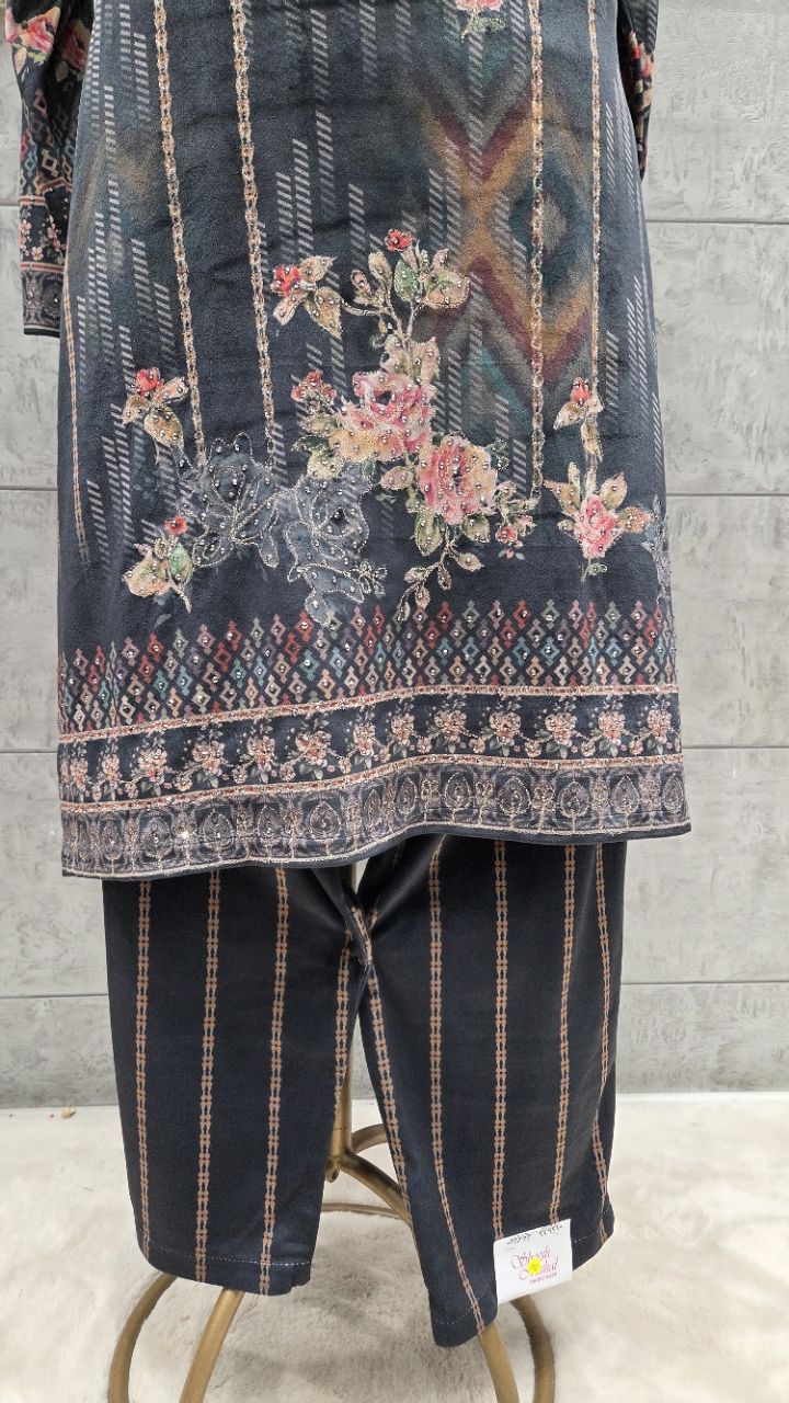 Embroidered Kurta Set view 5