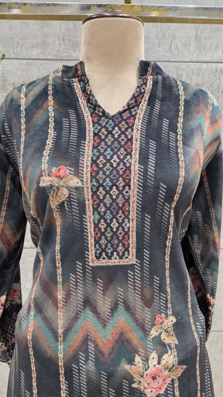Embroidered Kurta Set view 4
