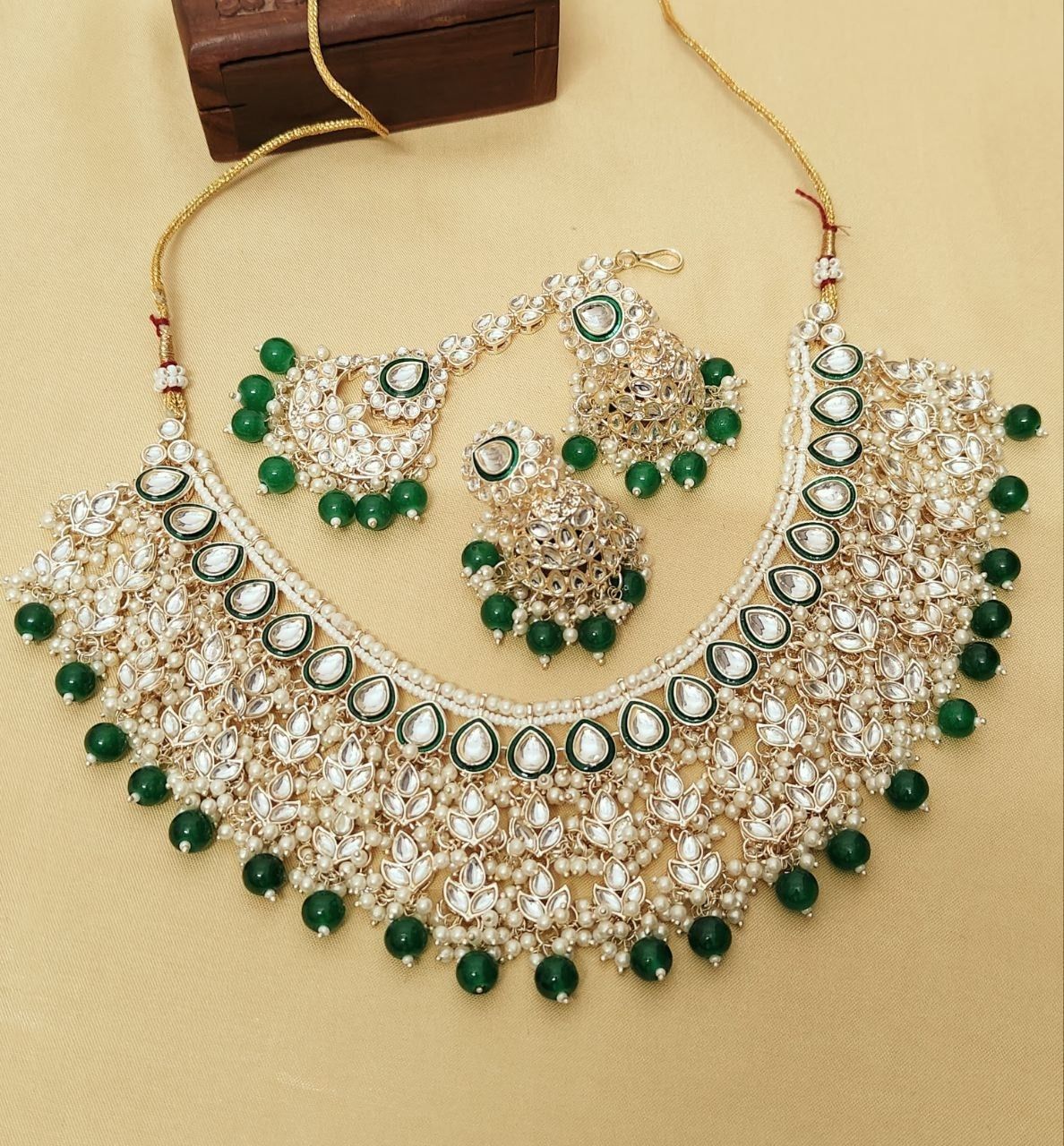 Pearl and Kundan Jewelry Set view 4
