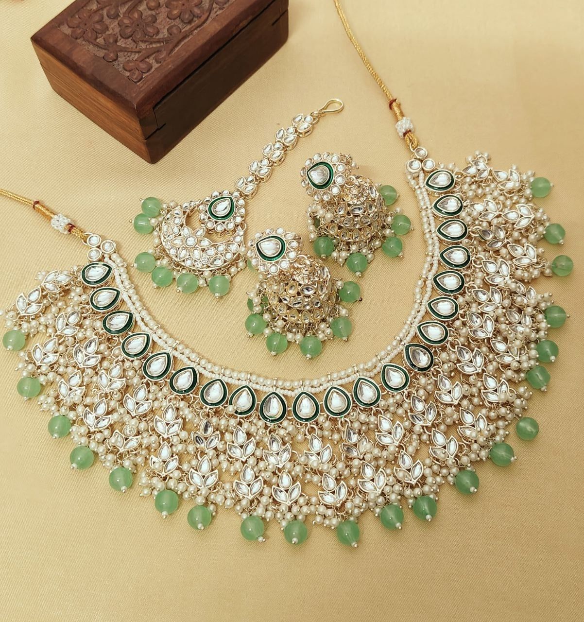 Pearl and Kundan Jewelry Set view 6