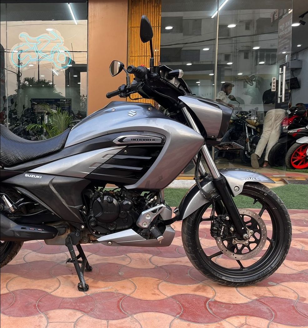 Suzuki Intruder