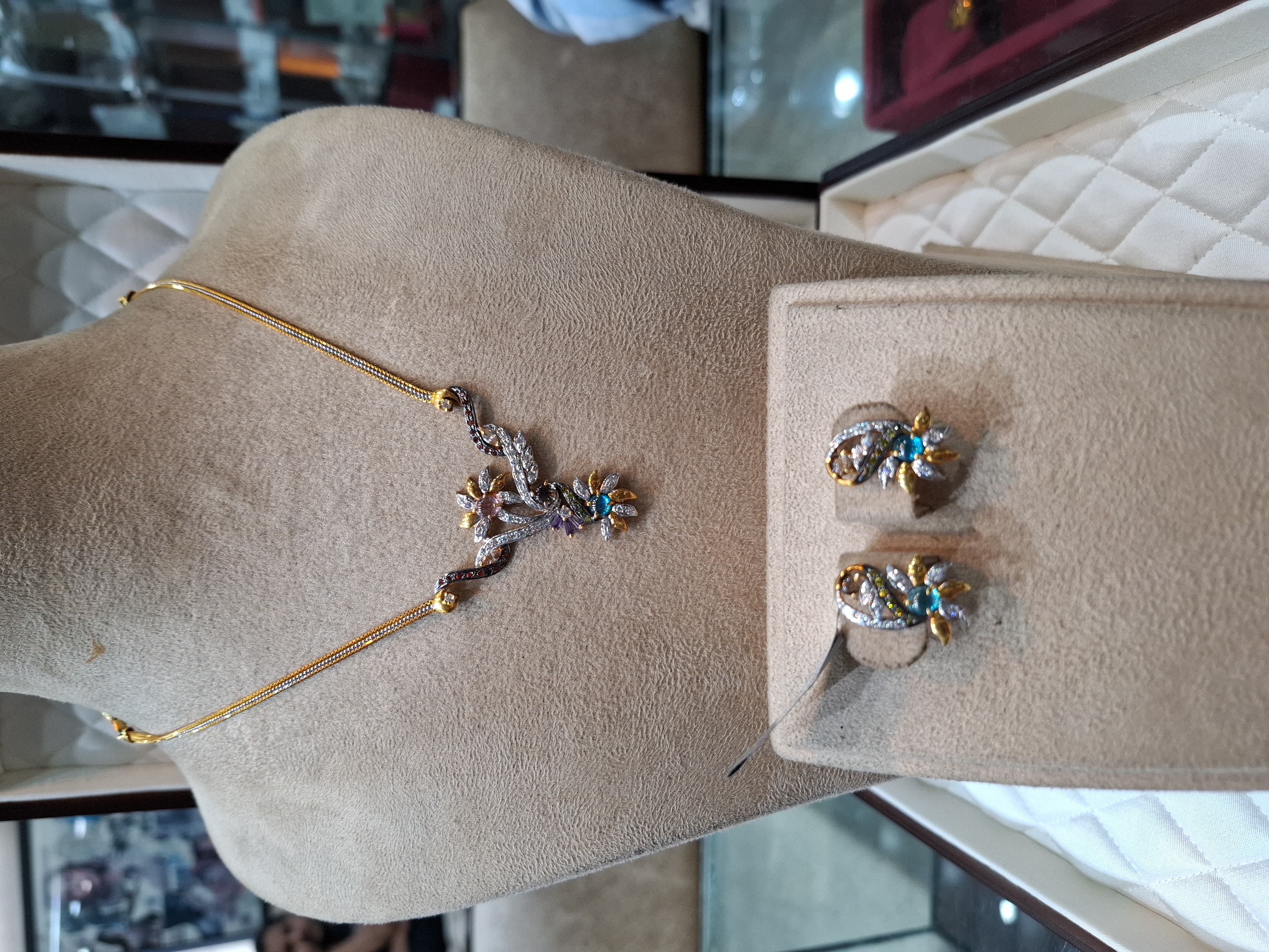 Elegant Zirconia Necklace Set view 2