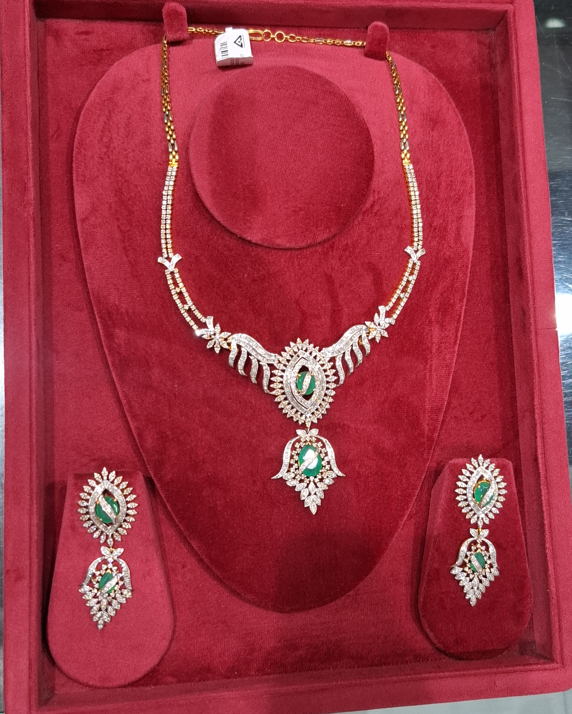 Emerald Diamond Necklace Set view 2