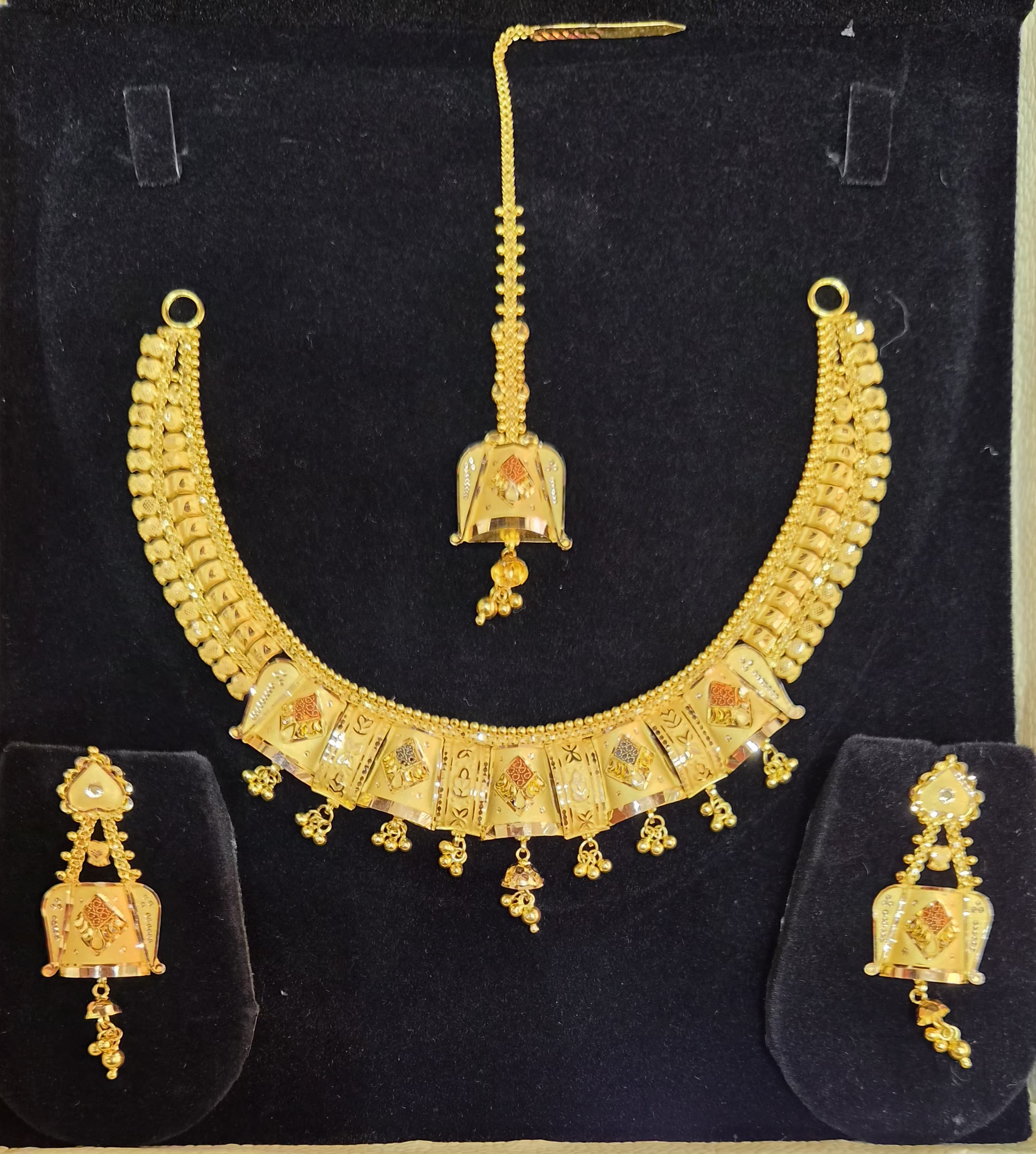 Gold Jewellery Set view 2