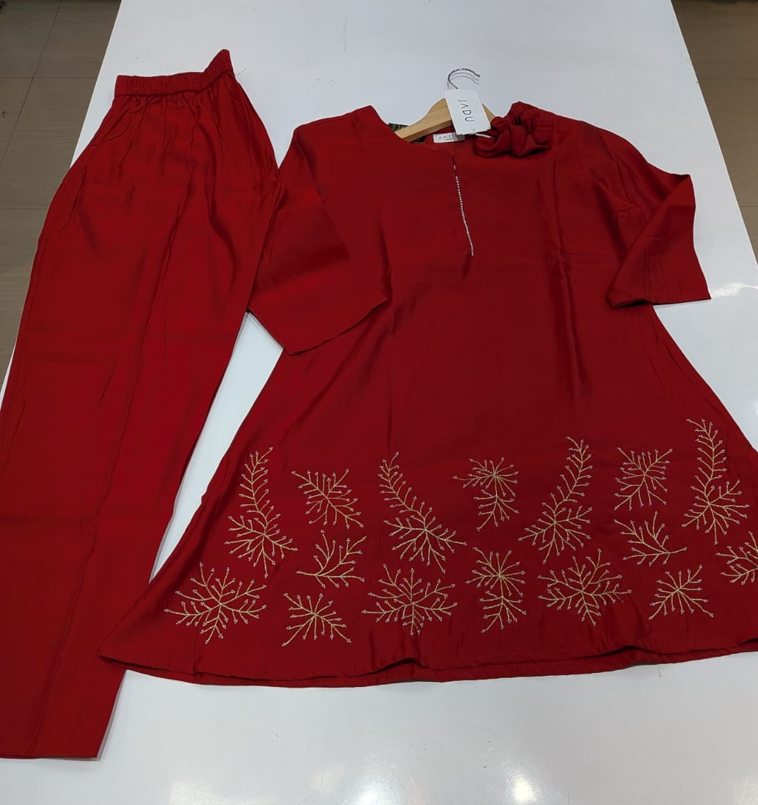 Elegant Red With Embroidered Cord Set / HC002379 view 5