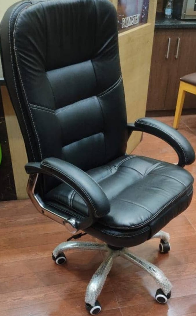 Luxurious Black Leather Office Chair view 2