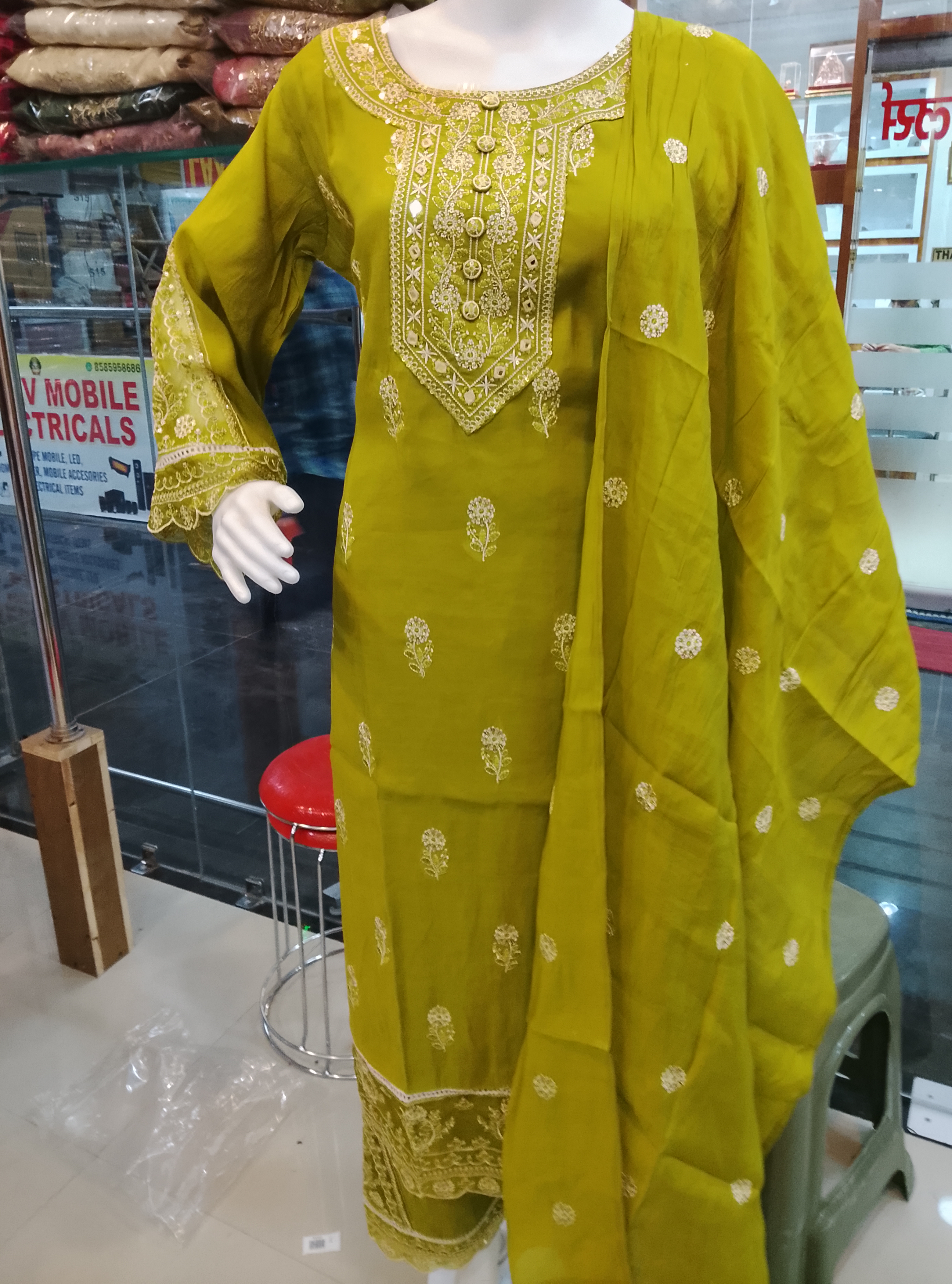 Embroidered Kurta Set. view 2
