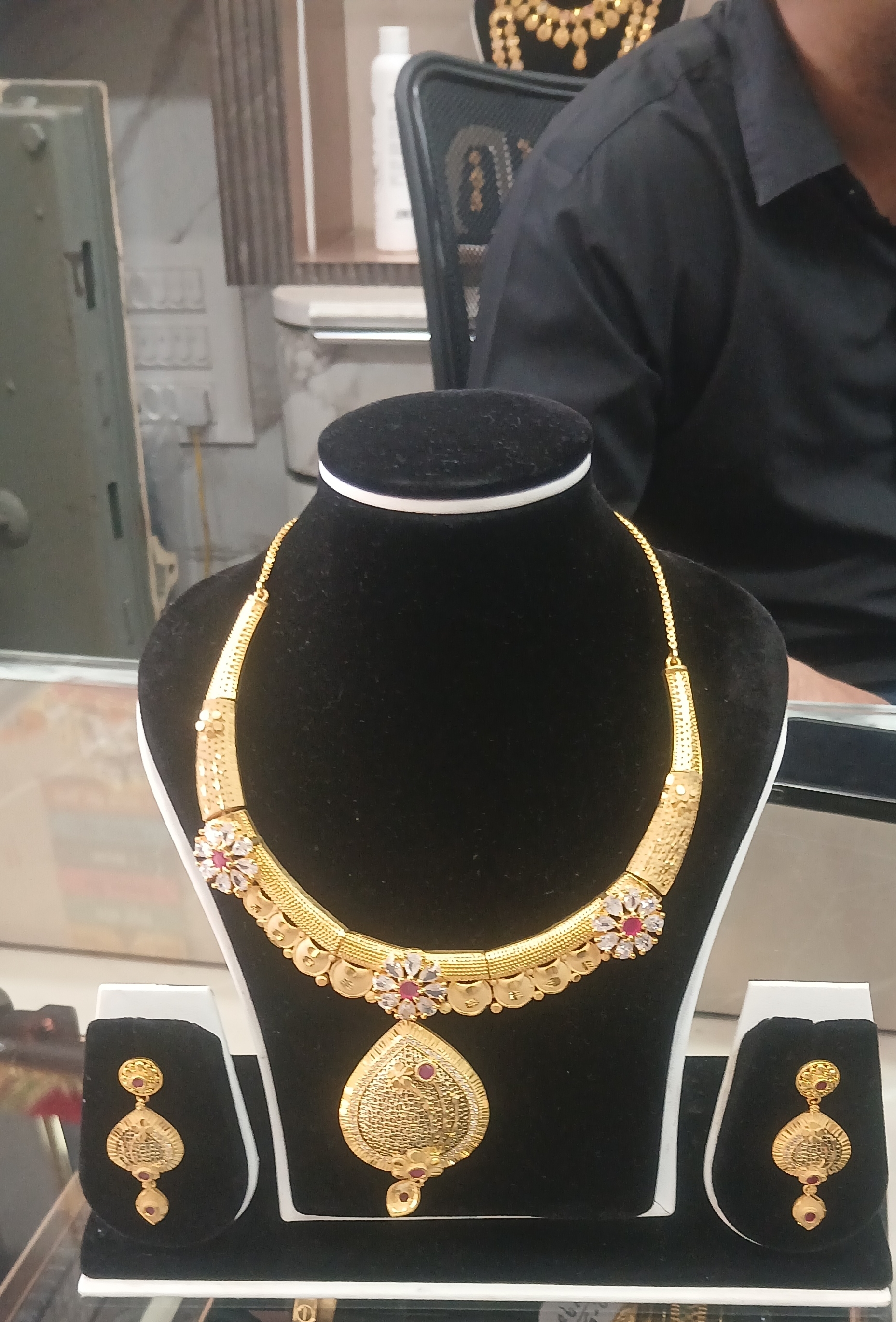 Elegant Gold Necklace Set view 2