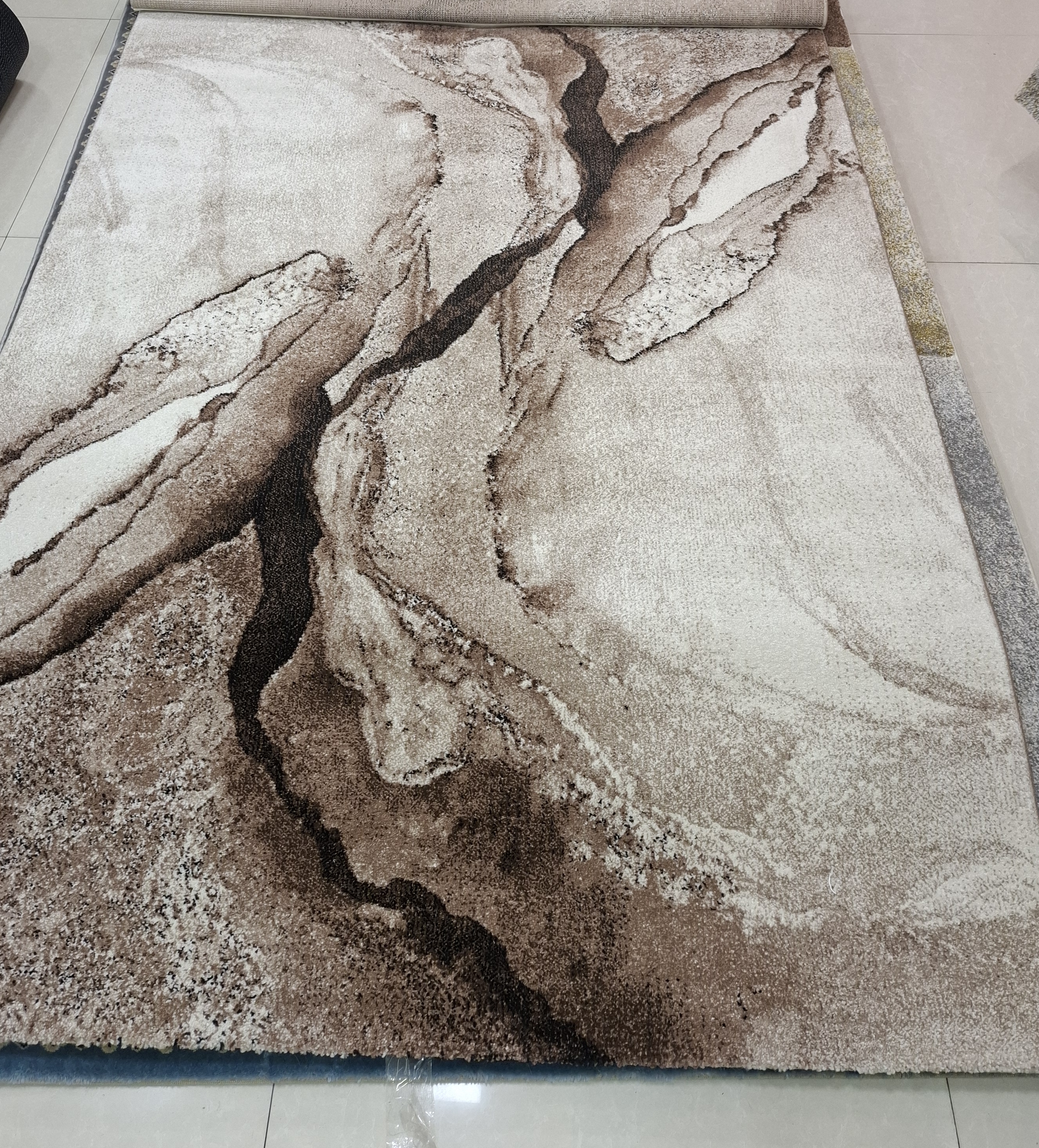 Elegant Marble Pattern Rug view 2