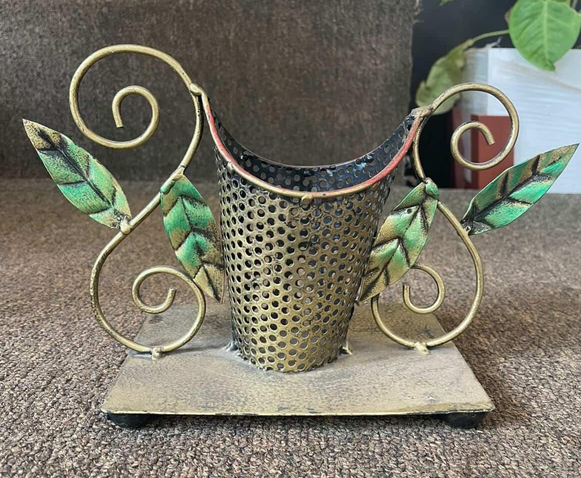 Ornate Leaf Design Pen Holder view 2