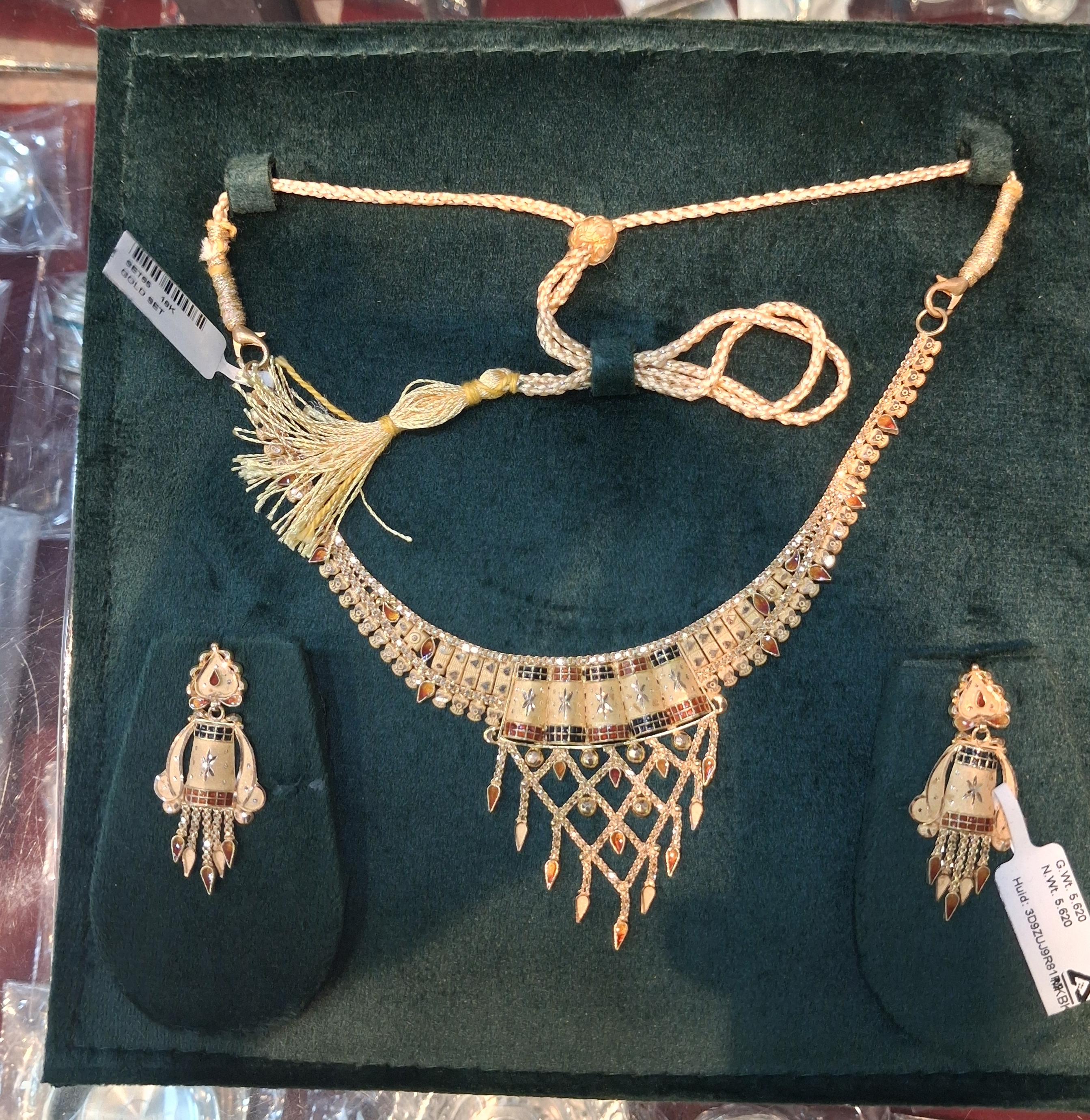 Traditional Jewelry Set view 2