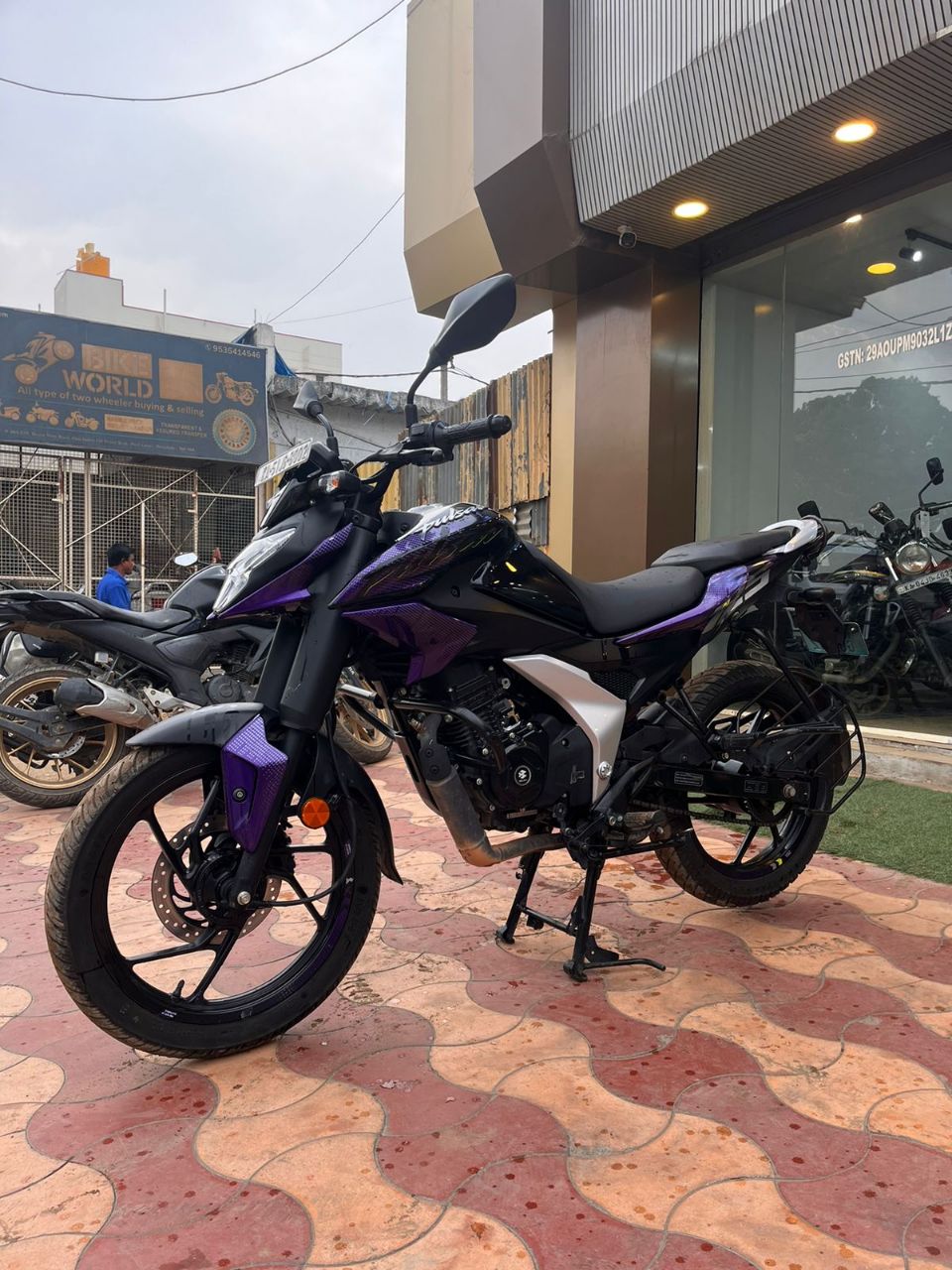 Bajaj Pulsar N125 view 2