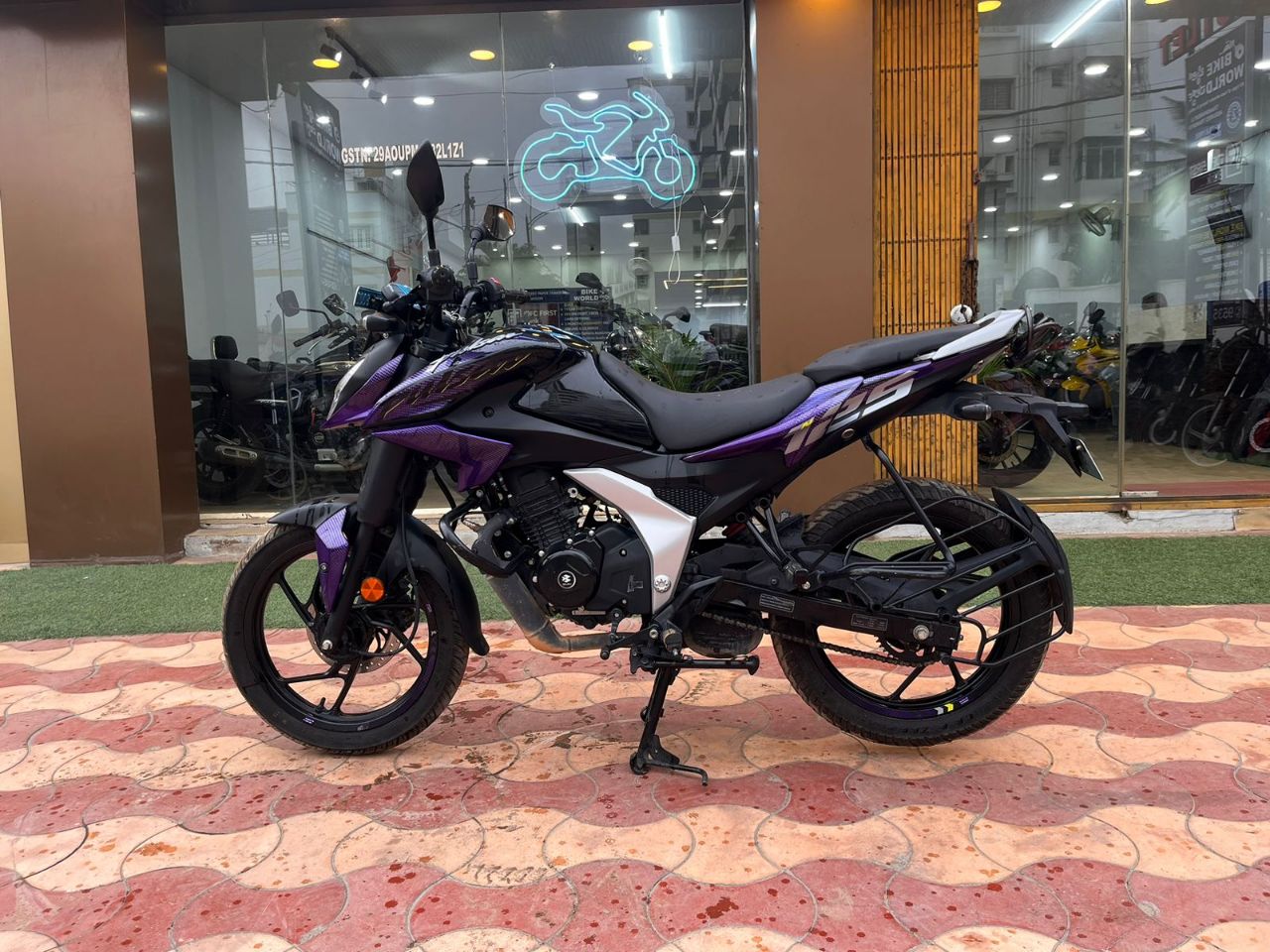 Bajaj Pulsar N125 view 6