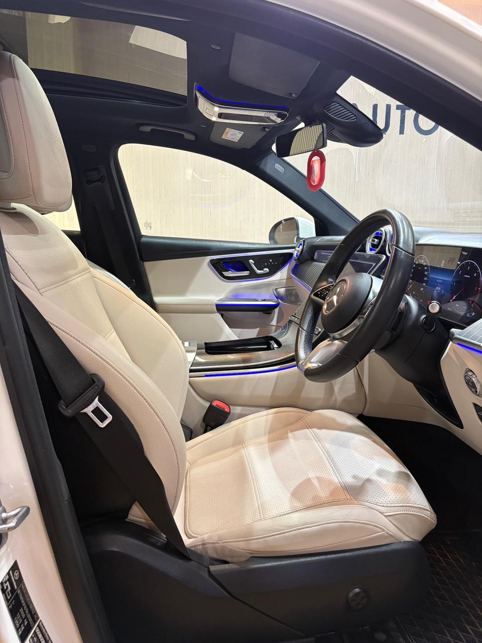 Mercedes-Benz EQB view 3