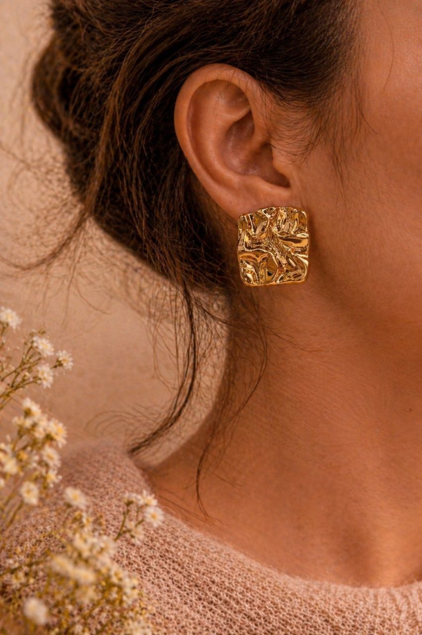 Elegant Gold Earrings view 2