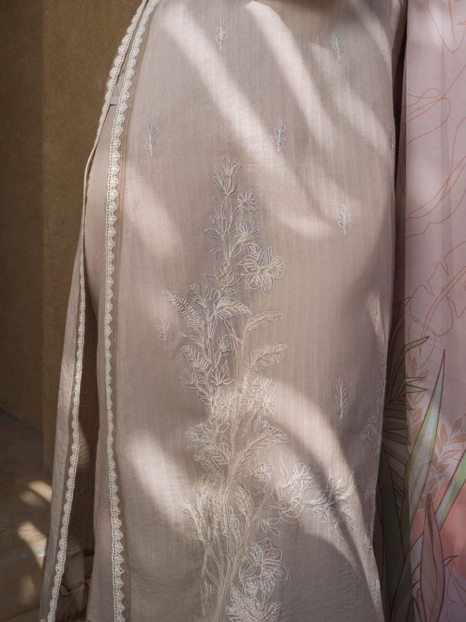 Sahar | Mirage Spring Luxury S24 - TL - LI 05 Lawn  (Embroidered) / SD0059 view 5
