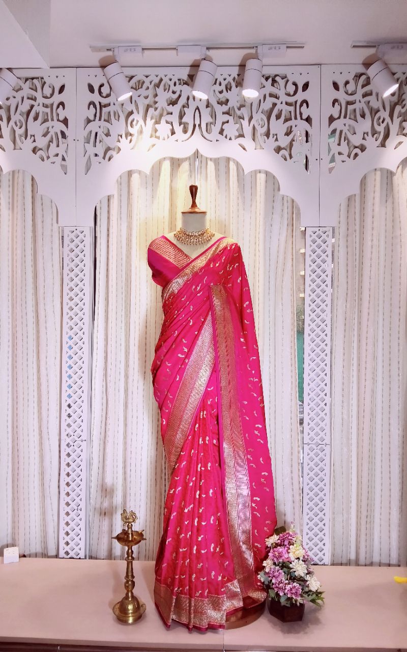 Tanchue Banarasi With Golden Jerry Border view 4