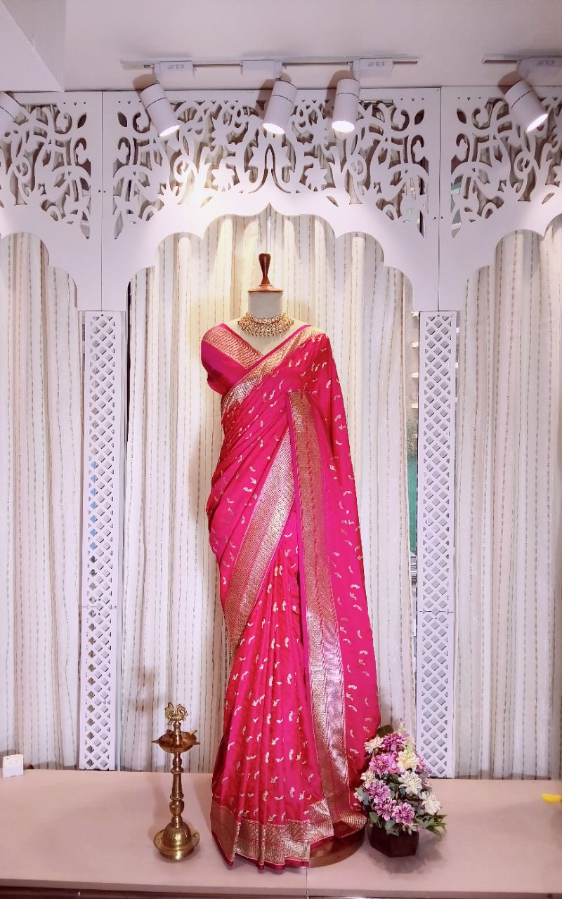 Tanchue Banarasi With Golden Jerry Border view 5