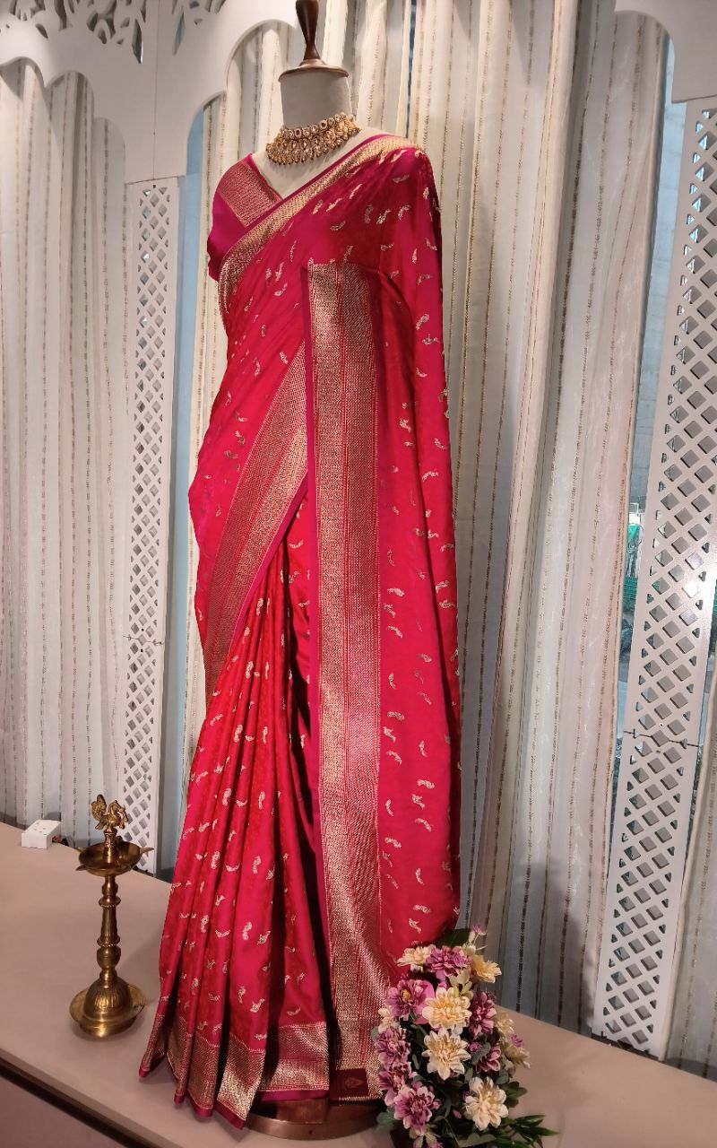 Tanchue Banarasi With Golden Jerry Border view 10