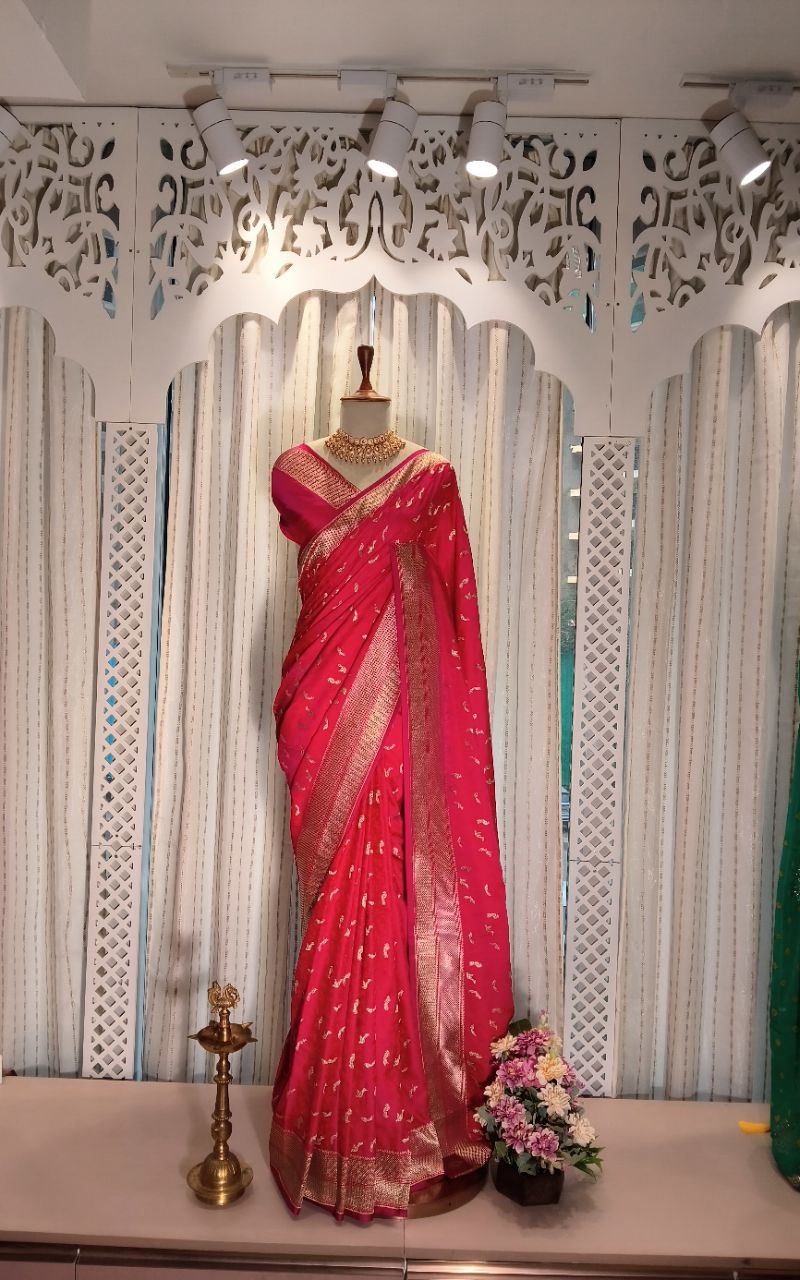 Tanchue Banarasi With Golden Jerry Border view 6