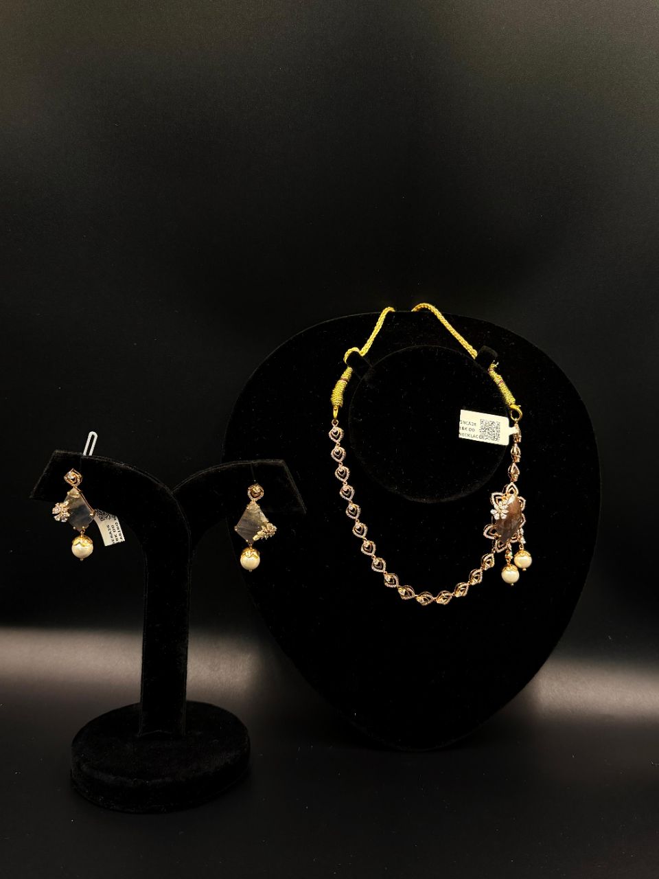 Elegant Necklace & Earring Set view 5