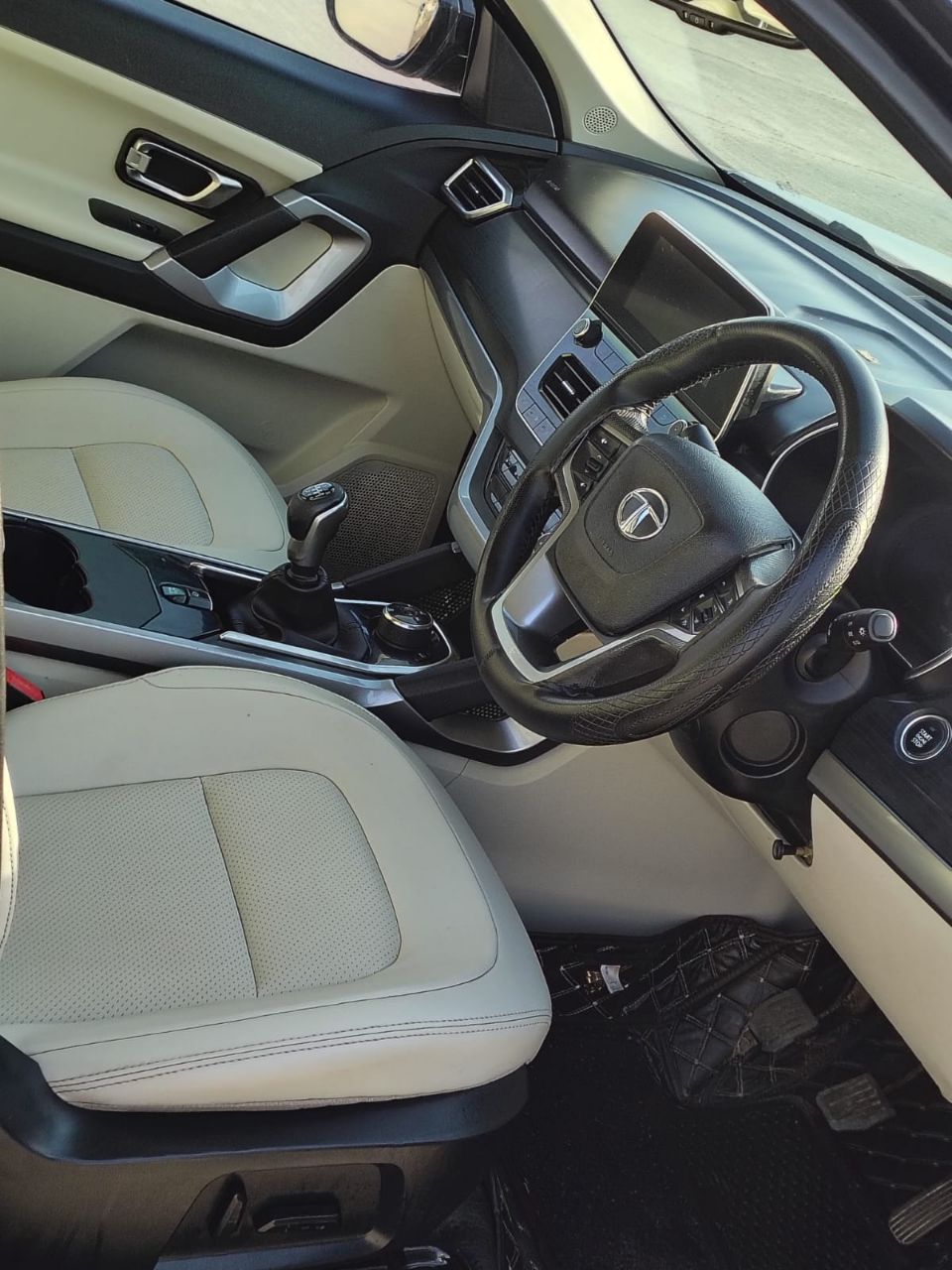 Tata Safari XZ+ view 10