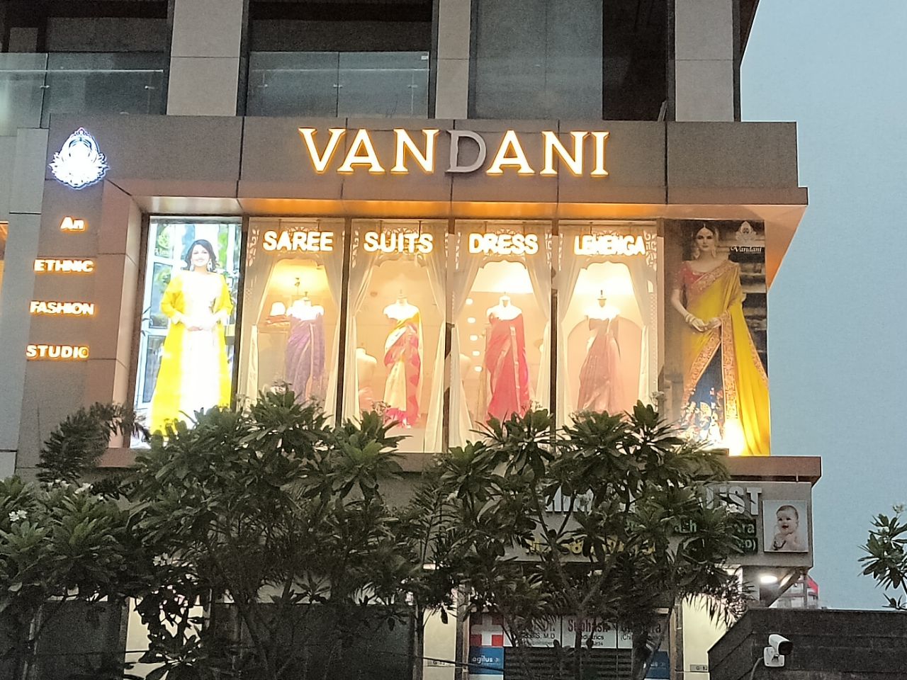 Banarasi pure chanderi silk with tissue  with full weaving view 5
