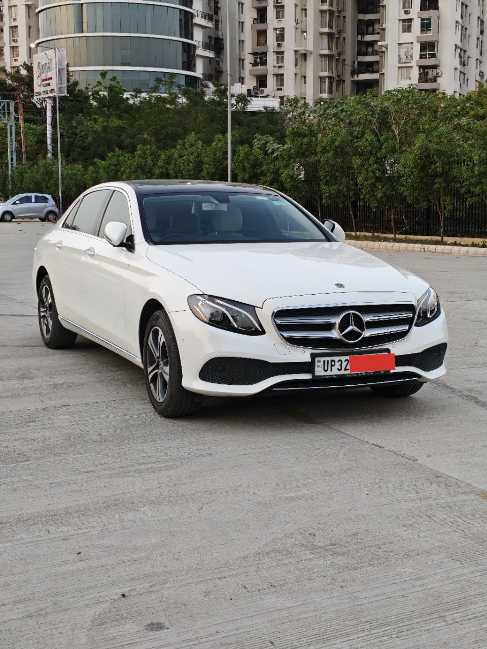 Mercedes-Benz E 220D view 2