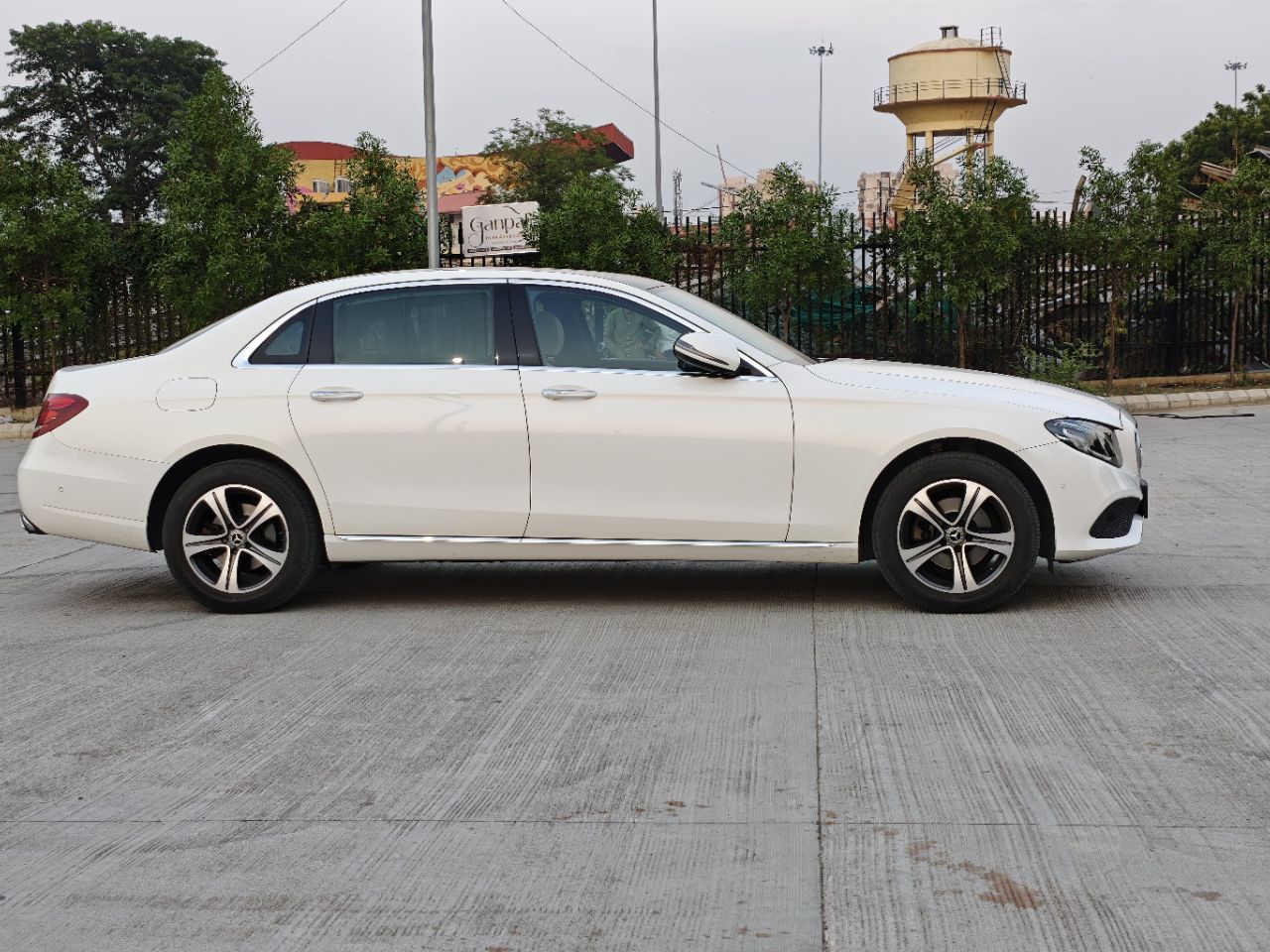 Mercedes-Benz E 220D view 5