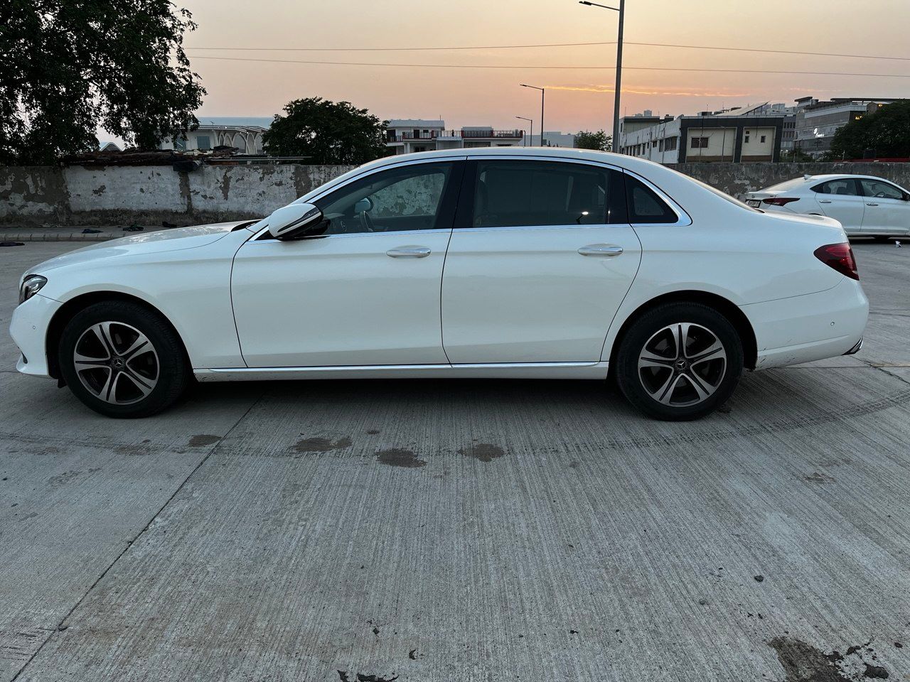 Mercedes-Benz E 220D view 6