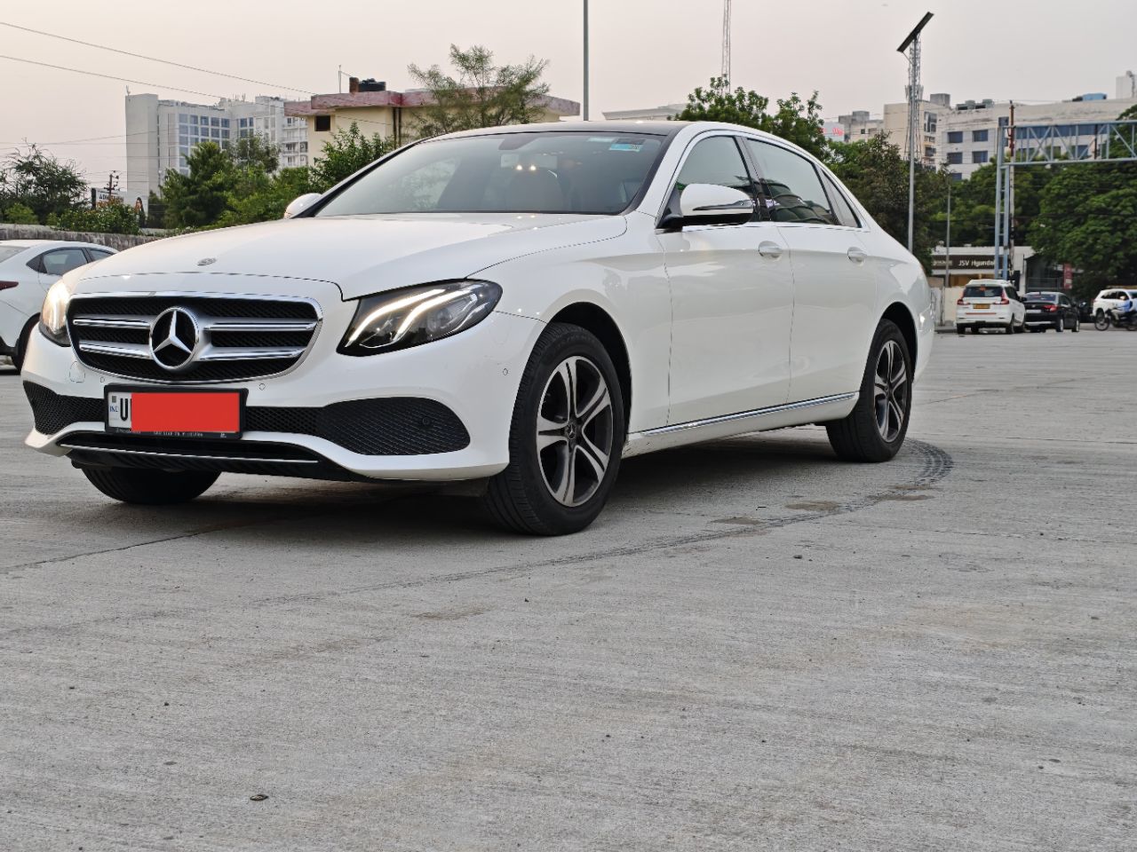 Mercedes-Benz E 220D view 4