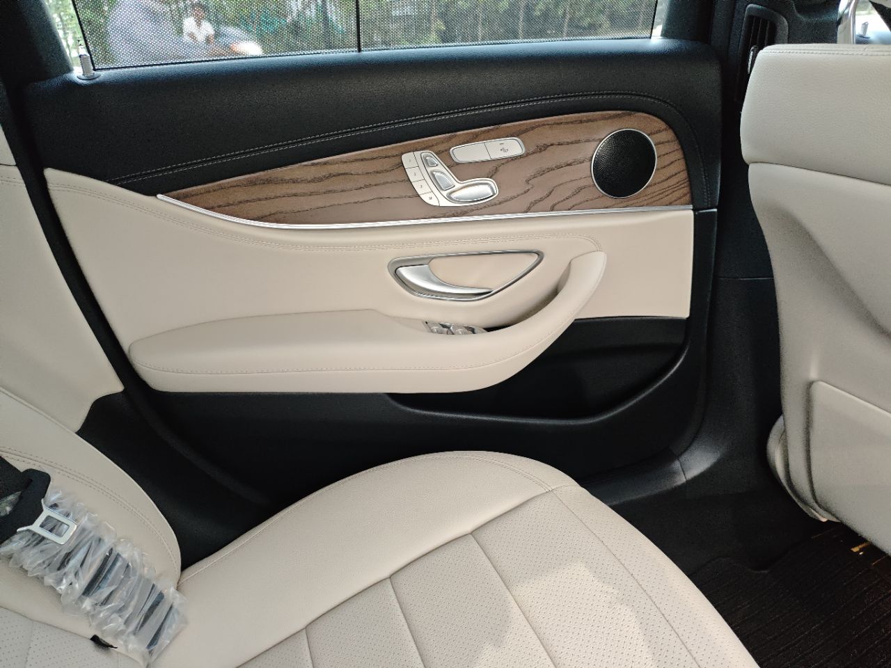 Mercedes-Benz E 220D view 9