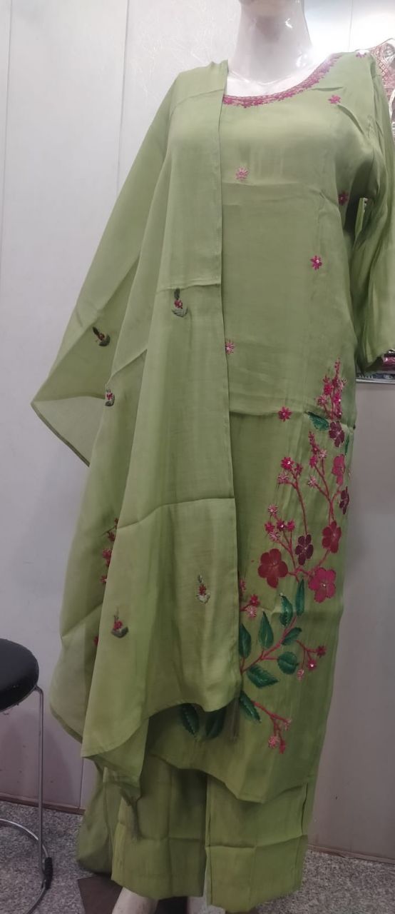 Brush Paint Green suit view 2