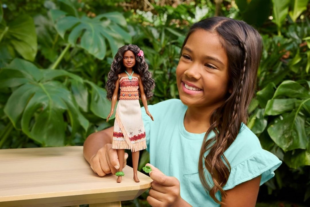 Mattel Disney Toys, Moana Doll with Removable Fashion, Wavy Hair & 4 Accessories, Posable & Collectible, Inspired by Live Action Movie view 2
