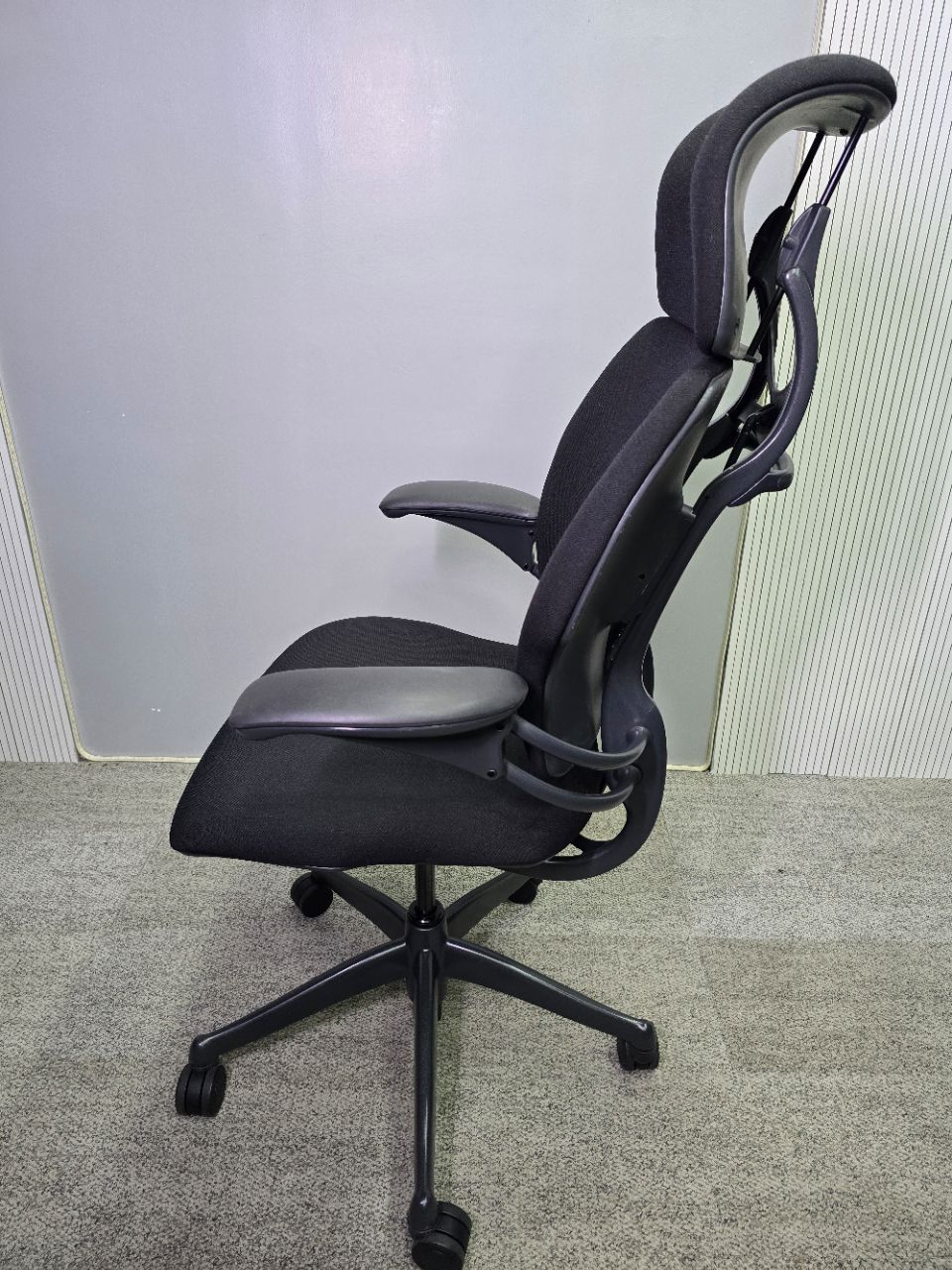 Humanscale Freedom With Headrest view 3