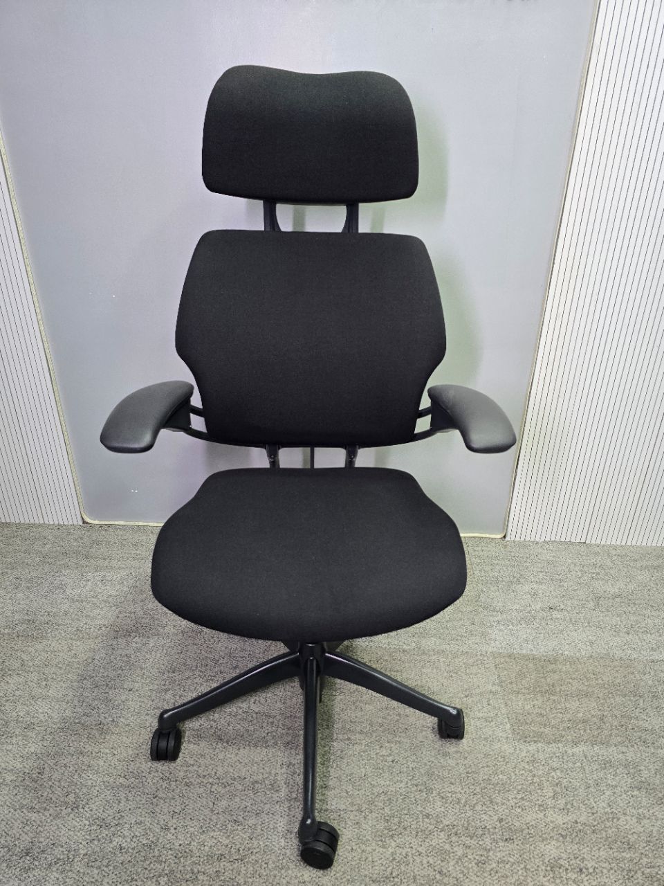 Humanscale Freedom With Headrest view 6