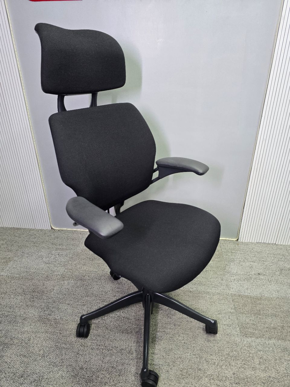 Humanscale Freedom With Headrest view 5