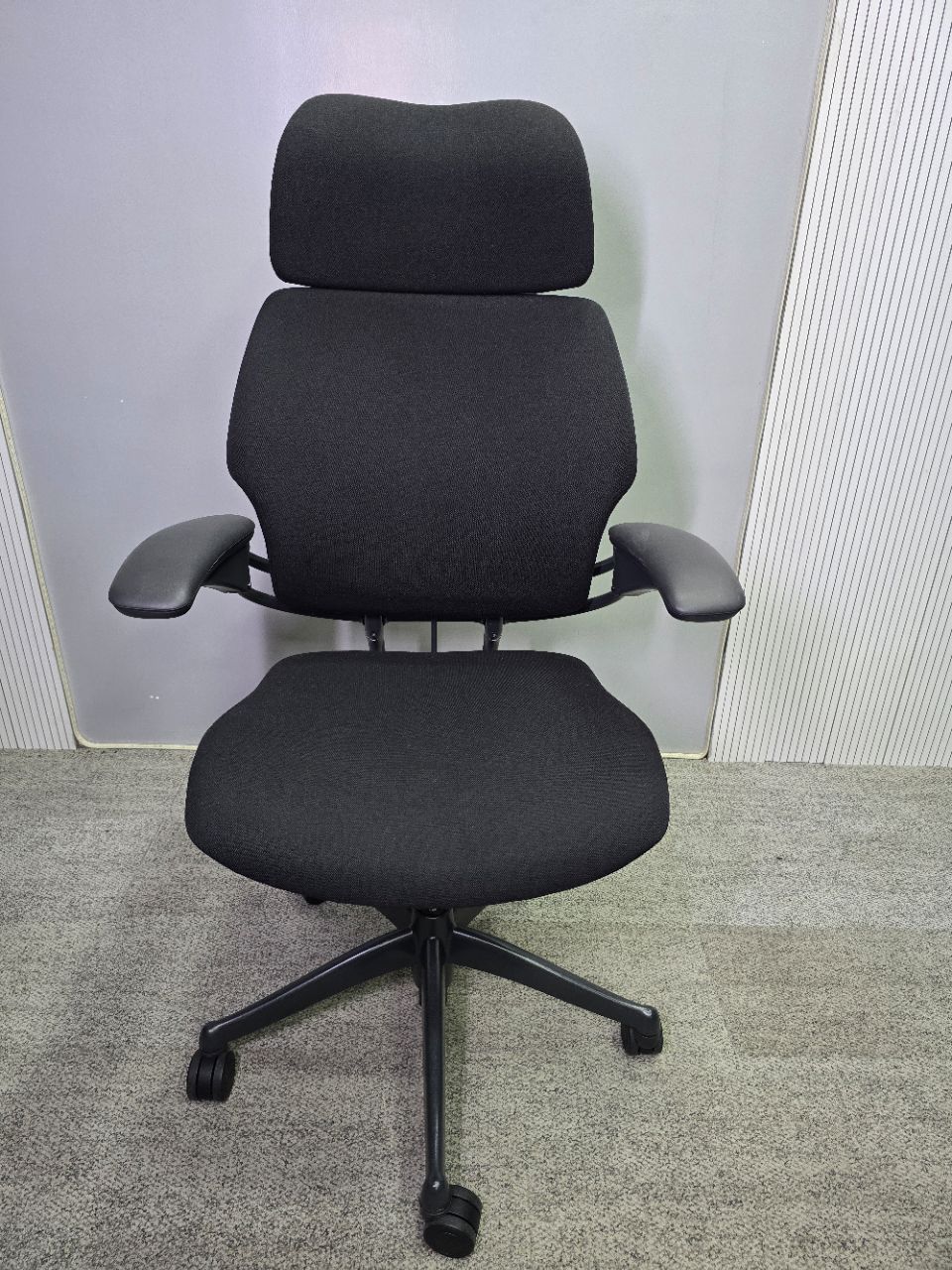 Humanscale Freedom With Headrest view 2