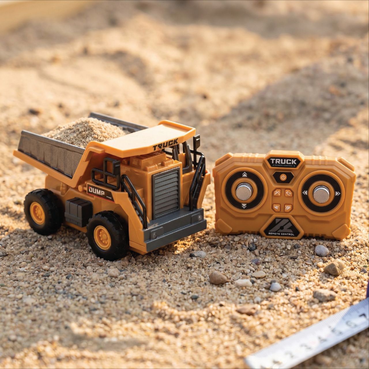 L.O.T Cars Rumble - 1:64 Scale Tabletop RC Dumptruck