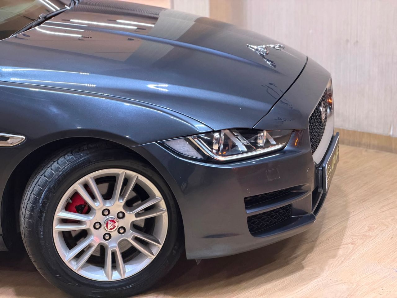 Jaguar XE 2019 view 5